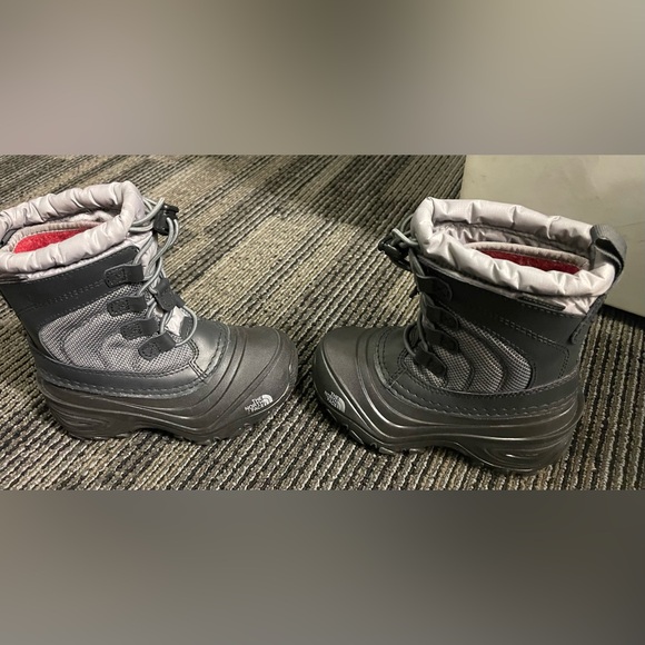 Kids size 10 The North Face Boots - Picture 1 of 5